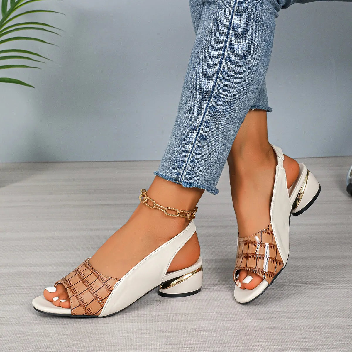 Sandales ouvertes à brides croisées et talon compensé