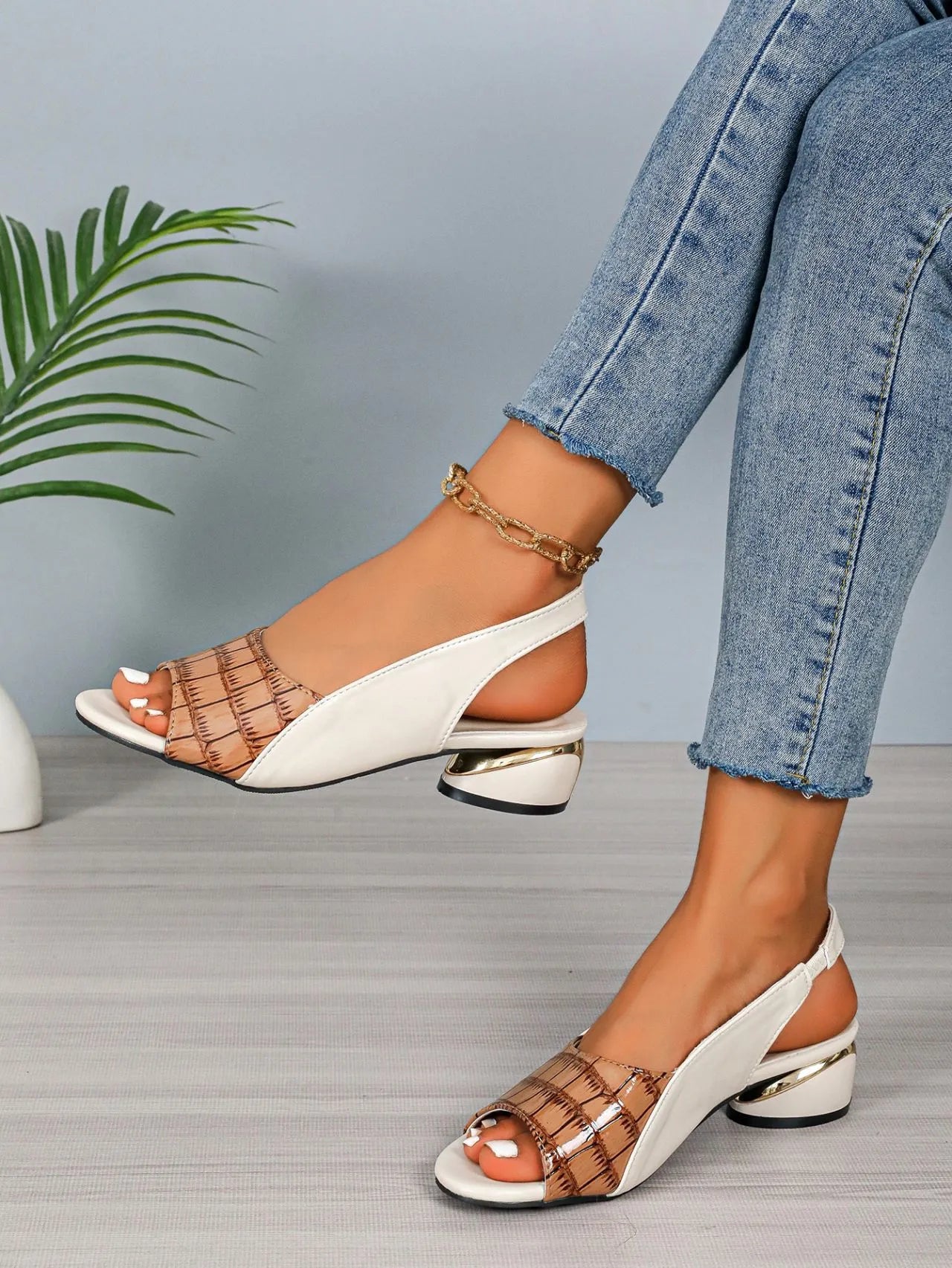 Sandales ouvertes à brides croisées et talon compensé