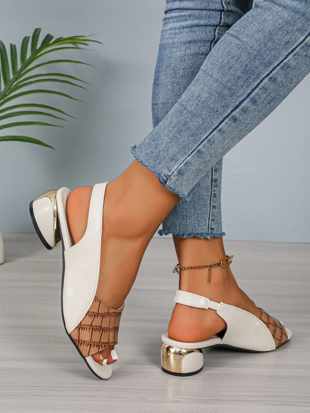 Sandales ouvertes à brides croisées et talon compensé