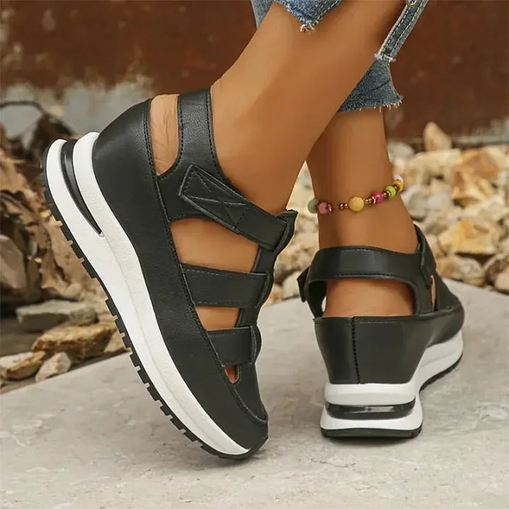 Chaussures à semelle épaisse avec fermeture à scratch et découpes symétriques