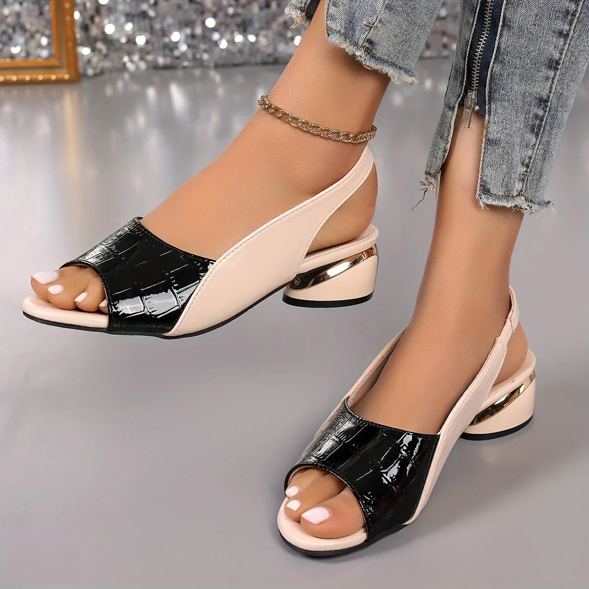 Sandales ouvertes à brides croisées et talon compensé