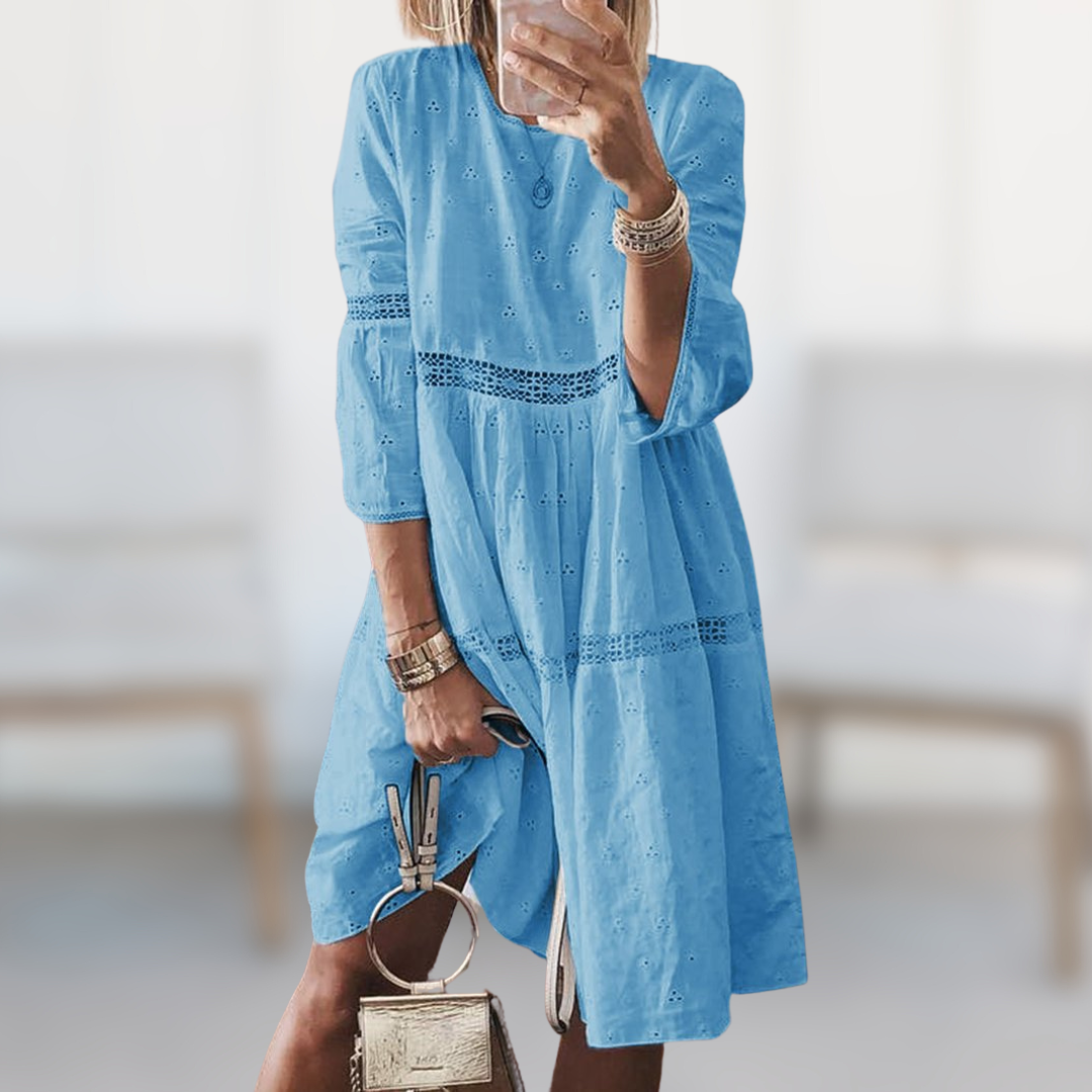 Robe courte à coupe ample avec manches trois-quarts et détails à découpes horizontales