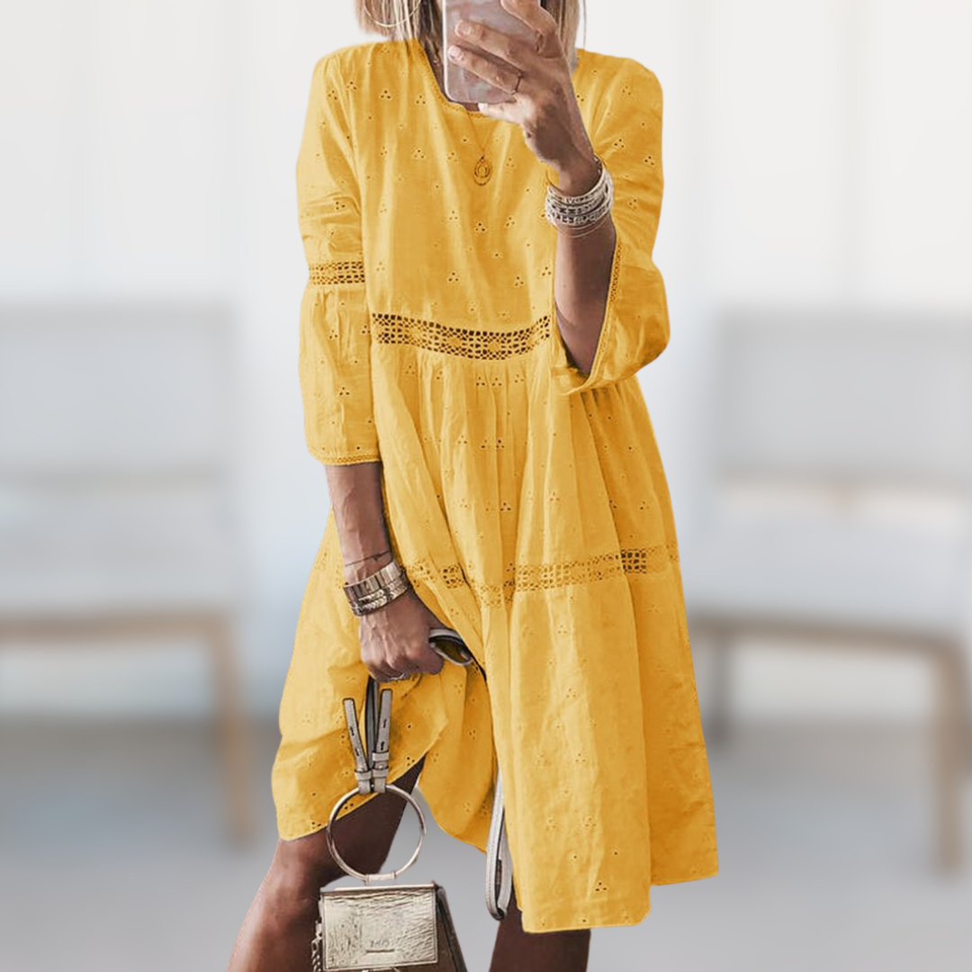 Robe courte à coupe ample avec manches trois-quarts et détails à découpes horizontales
