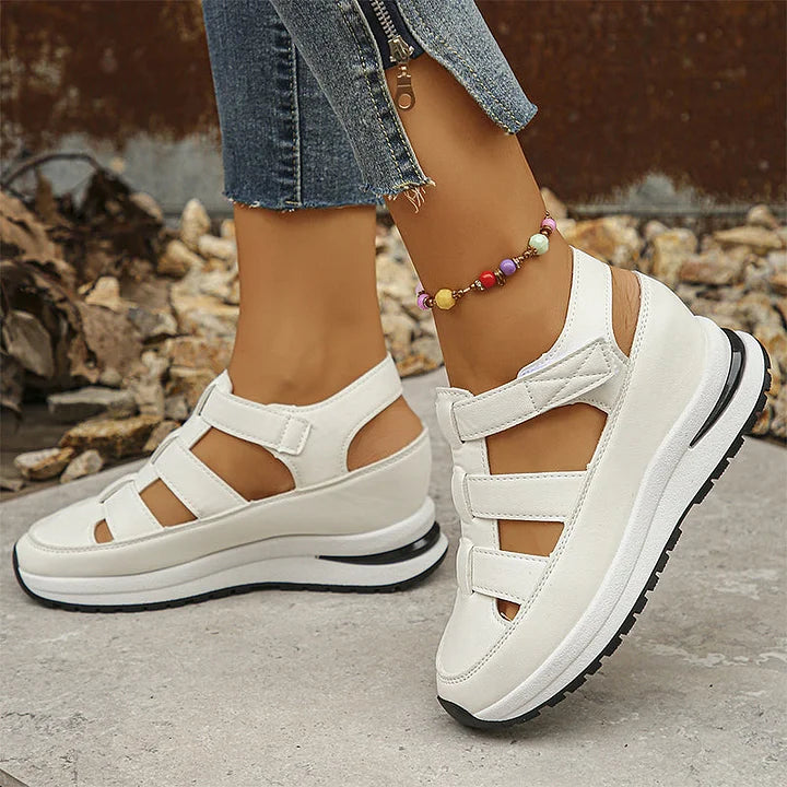 Chaussures à semelle épaisse avec fermeture à scratch et découpes symétriques