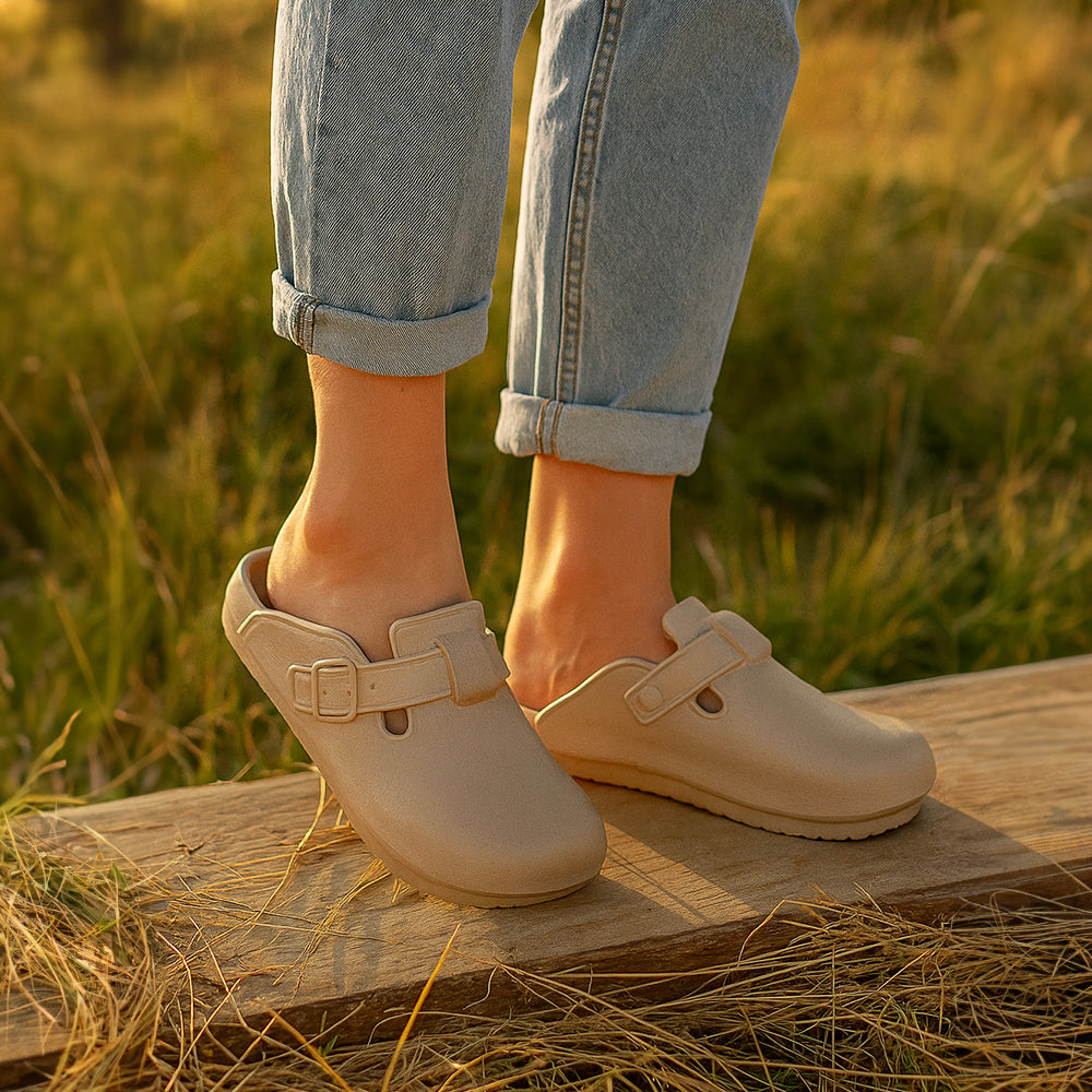 Sabots unis avec boucle et silhouette épurée