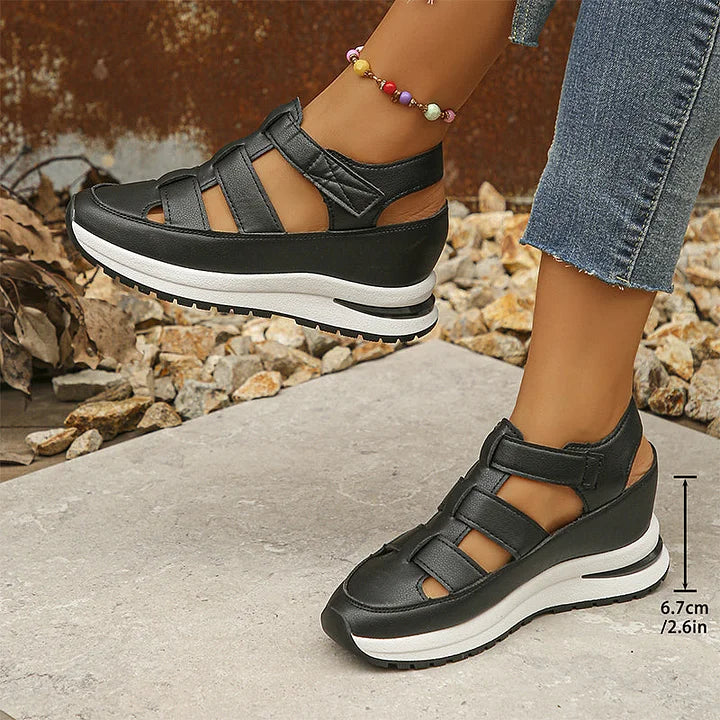 Chaussures à semelle épaisse avec fermeture à scratch et découpes symétriques