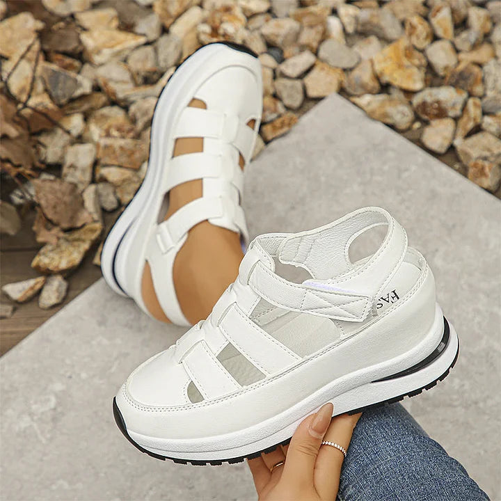 Chaussures à semelle épaisse avec fermeture à scratch et découpes symétriques