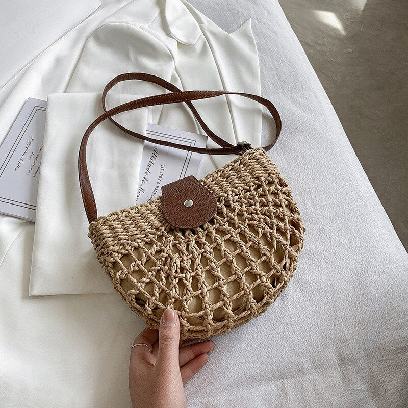 Sac bandoulière rond en tressage ajouré avec rabat à bouton-pression
