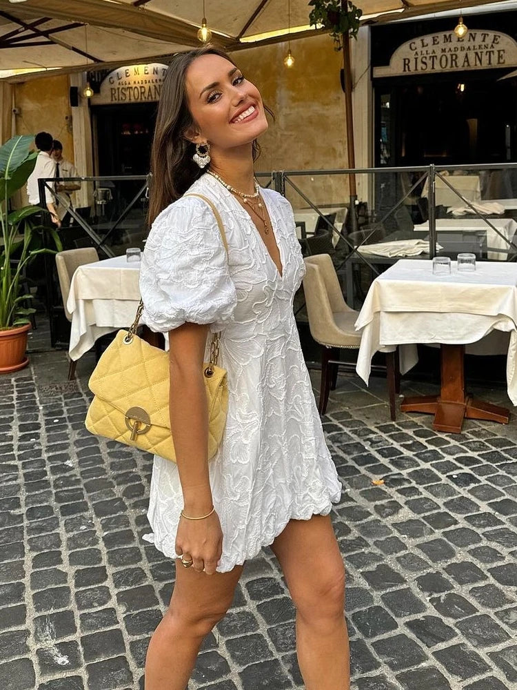Robe courte à manches bouffantes, encolure en V et taille marquée