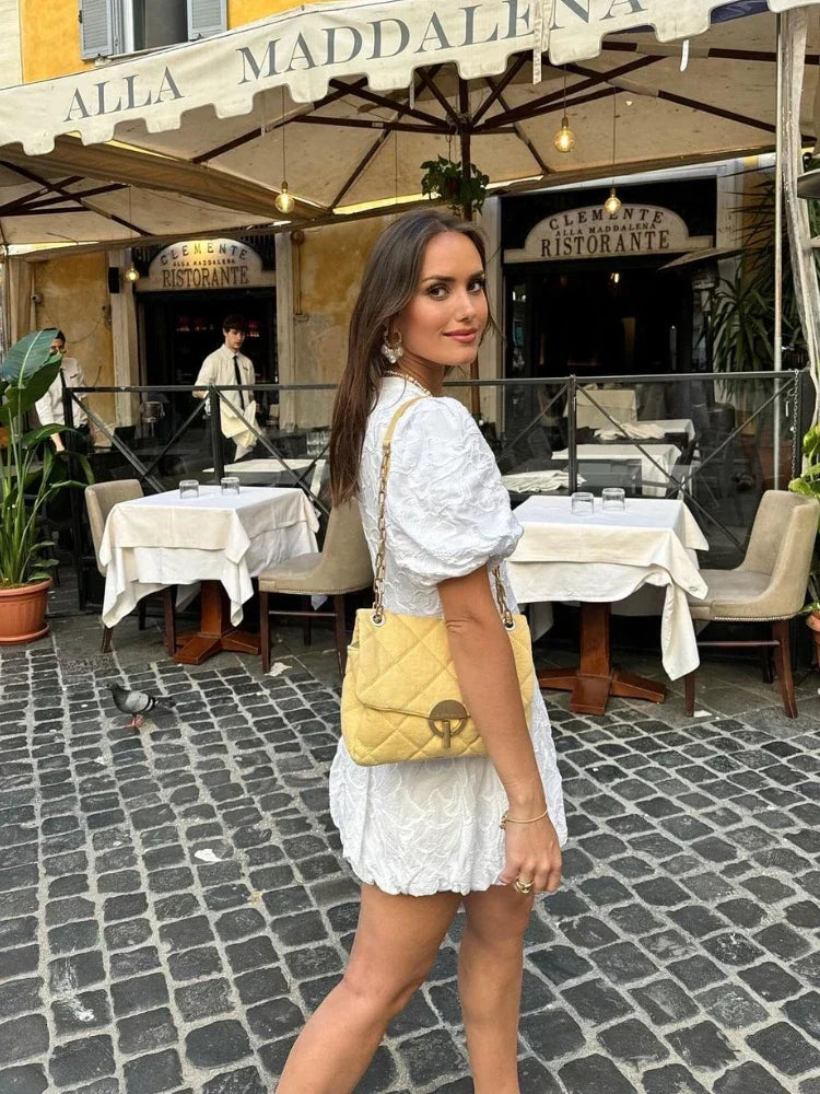 Robe courte à manches bouffantes, encolure en V et taille marquée