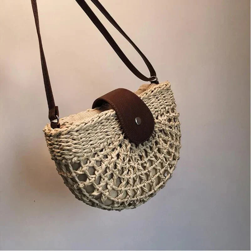 Sac bandoulière rond en tressage ajouré avec rabat à bouton-pression