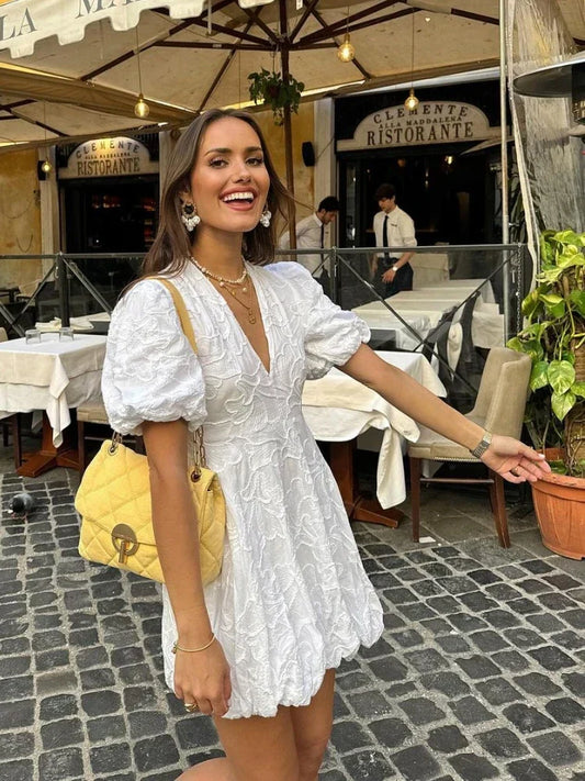 Robe courte à manches bouffantes, encolure en V et taille marquée