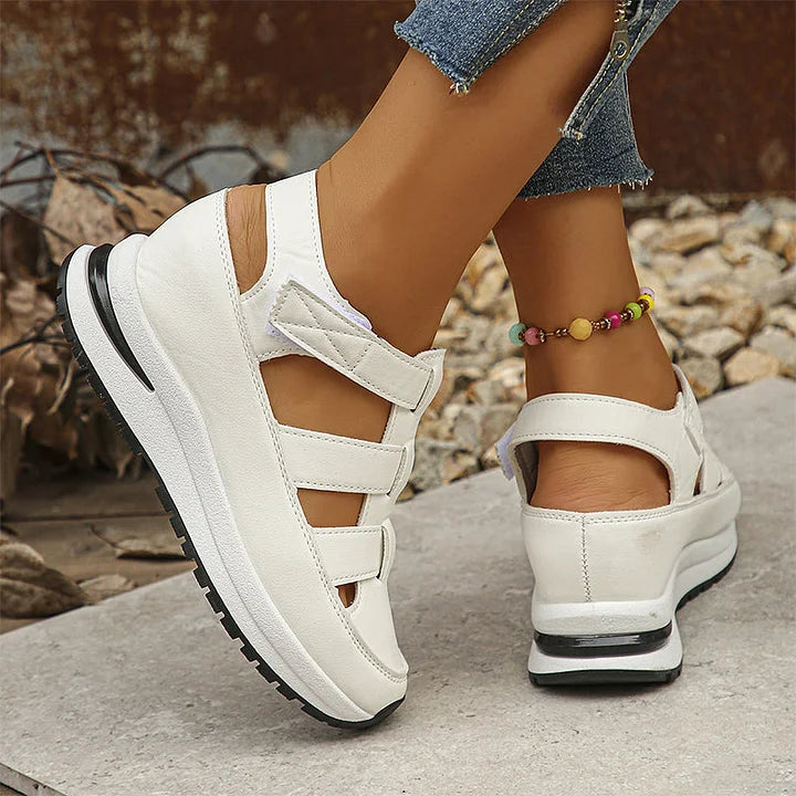 Chaussures à semelle épaisse avec fermeture à scratch et découpes symétriques