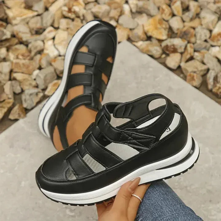 Chaussures à semelle épaisse avec fermeture à scratch et découpes symétriques