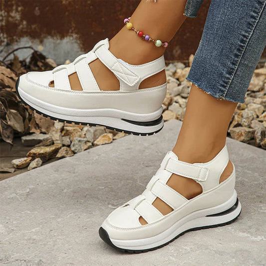 Chaussures à semelle épaisse avec fermeture à scratch et découpes symétriques