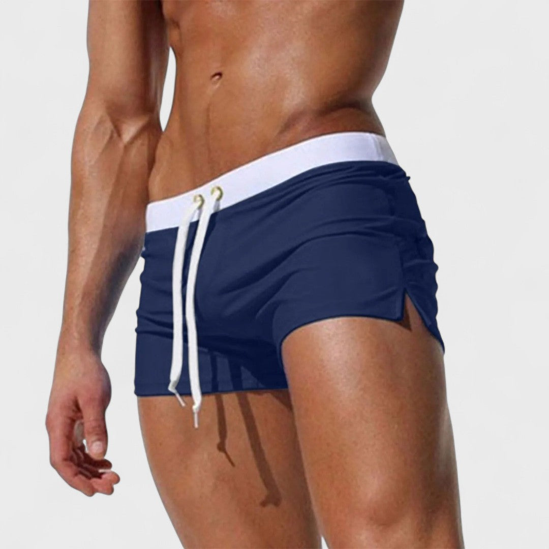 Short court ajusté avec taille élastique et cordon de serrage