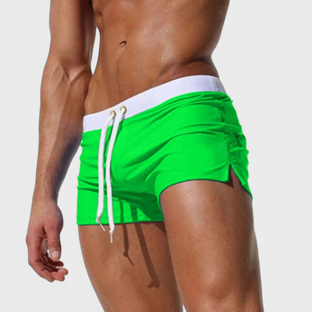 Short court ajusté avec taille élastique et cordon de serrage