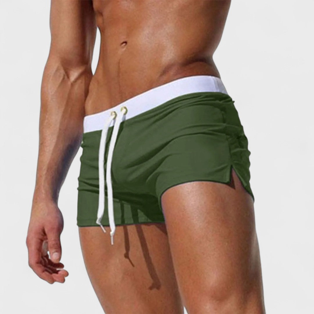 Short court ajusté avec taille élastique et cordon de serrage